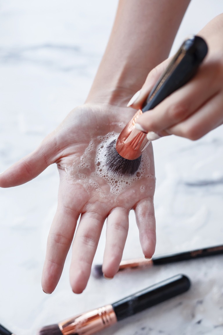 Makyaj Fircalari Nasil Temizlenir